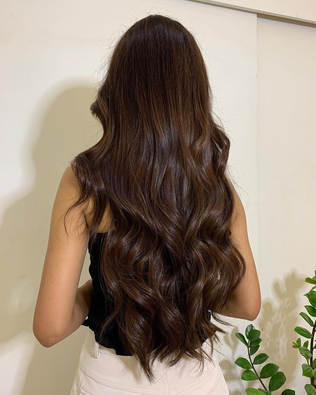 wanita berambut panjang tampak belakang dengan warna rambut chestnut brown.