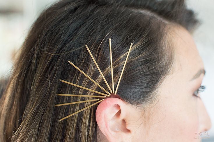 wanita memakai jepit rambut untuk mengatasi salah potong rambut