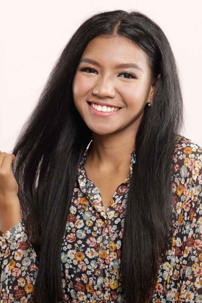 wanita asia dengan rambut lurus keriting yang diluruskan tanpa catokan