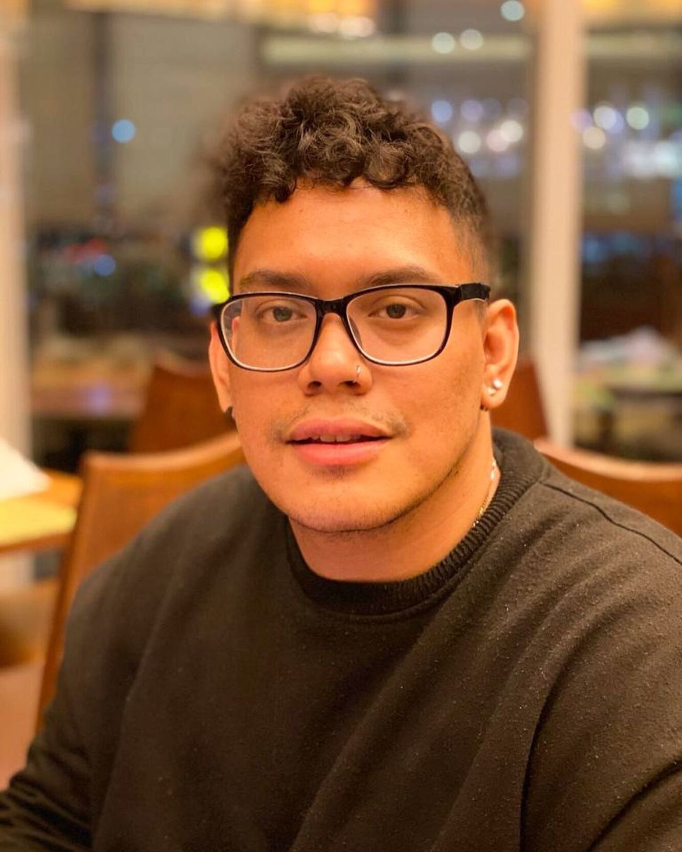 Model rambut curly fade out a la Marco yang membuat pipi lebih tirus. (Foto: Instagram/marcorandy)