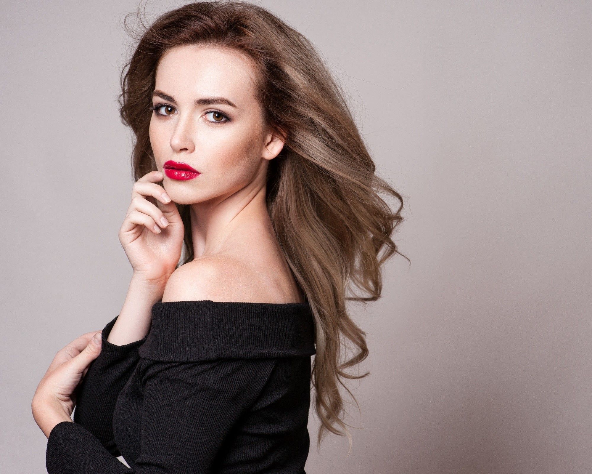 18 Inspirasi Warna Rambut Dark Blonde yang Bisa Kamu Coba