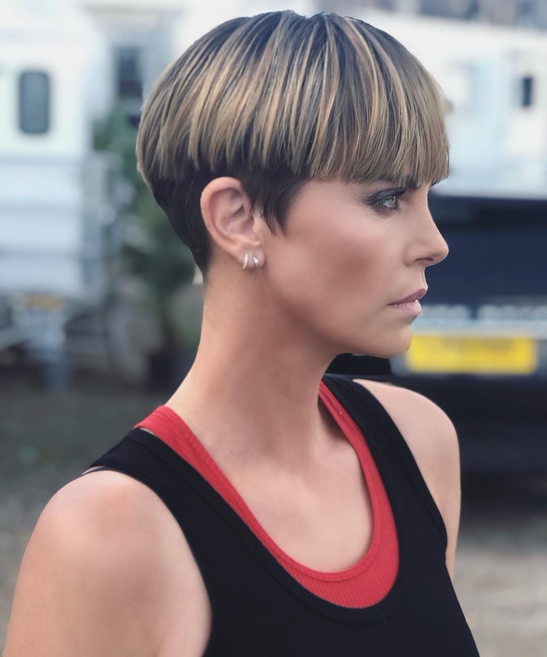 Coba bowl cut dengan potongan lurus. (Foto: Allthingshair UK)