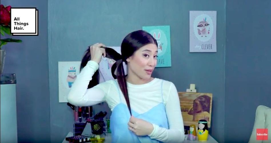 Ikat rambut menjadi low ponytail.