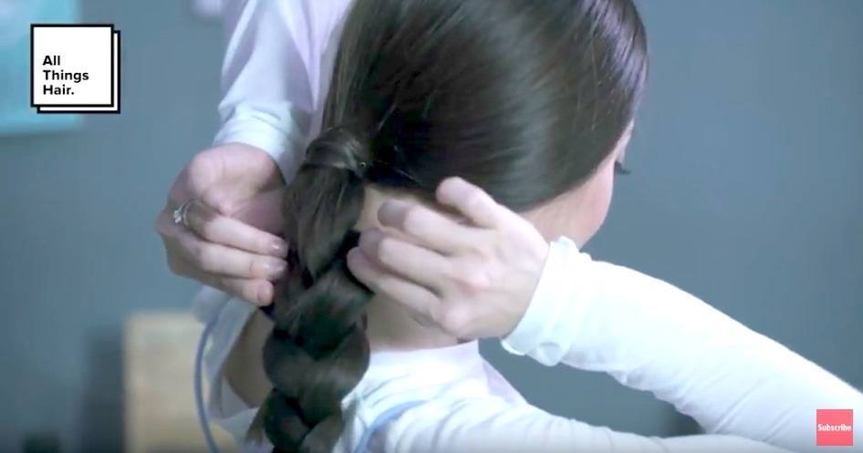 Tyna Kanna Mirdad warna rambut hitam sedang melonggarkan kepang rambut