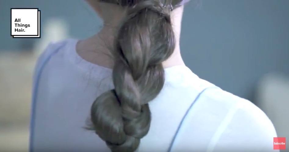 Gaya rambut low ponytail kepang.