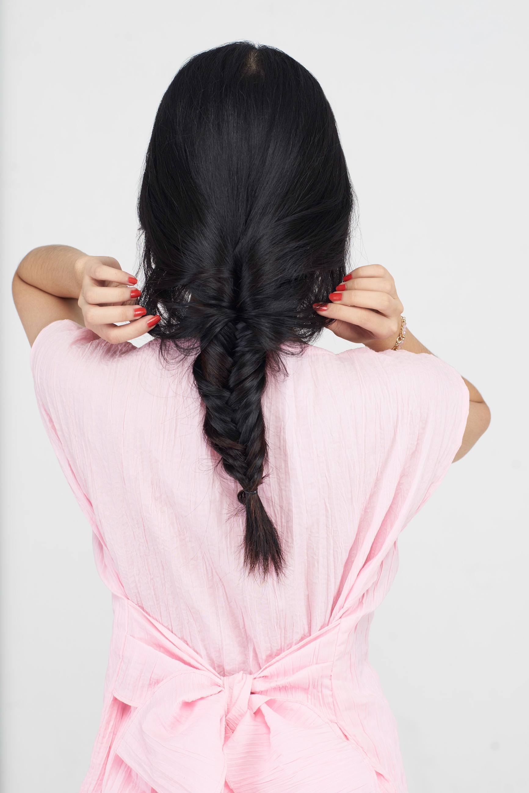 wanit asia dengan rambut kepang ponytail saat di rumah aja