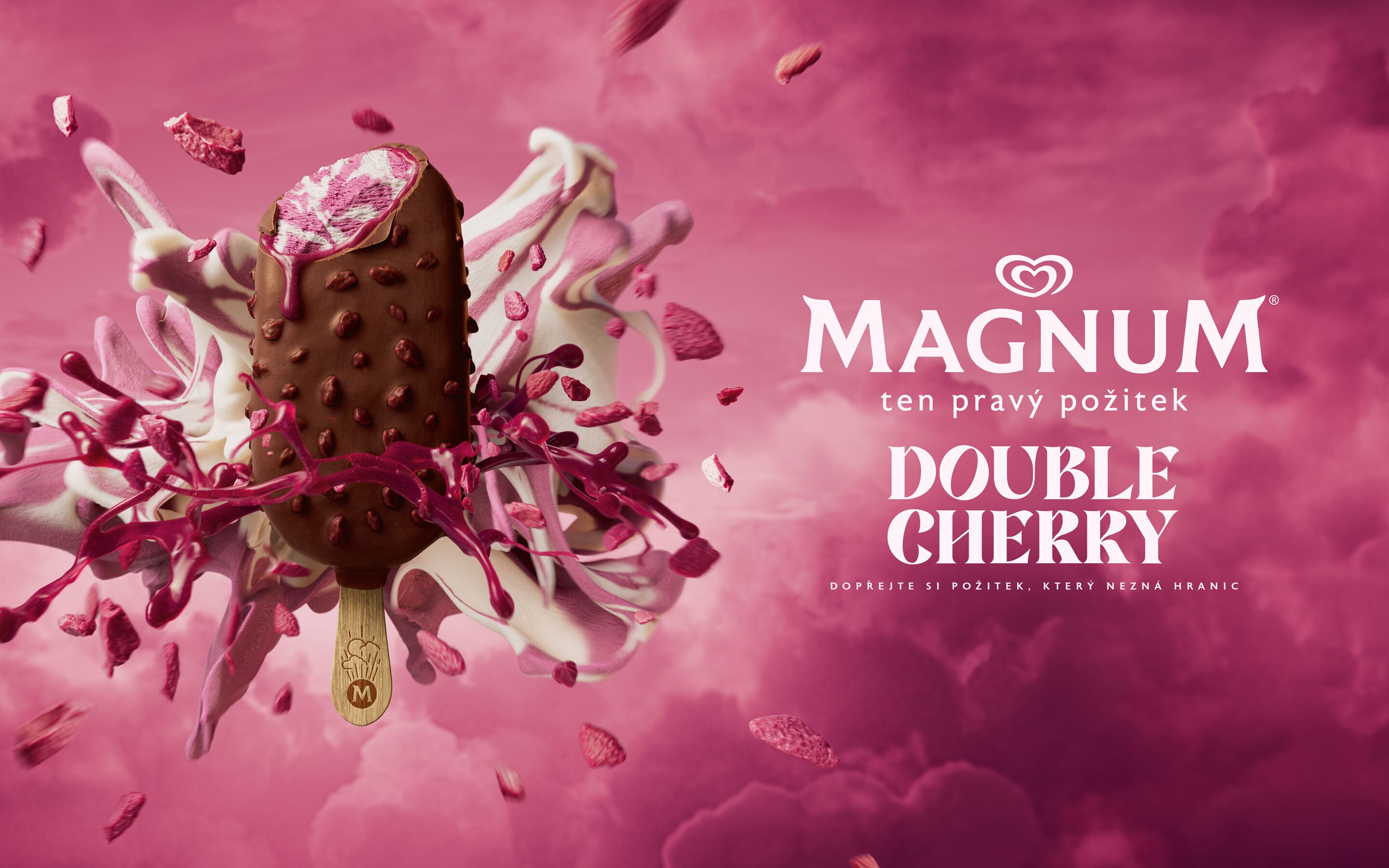 Magnum Double Cherry zmrzlina s příchutí černého rybízu a malin ve višňové polevě a mléčné čokoládě pro fanoušky sladké a kyselé harmonie