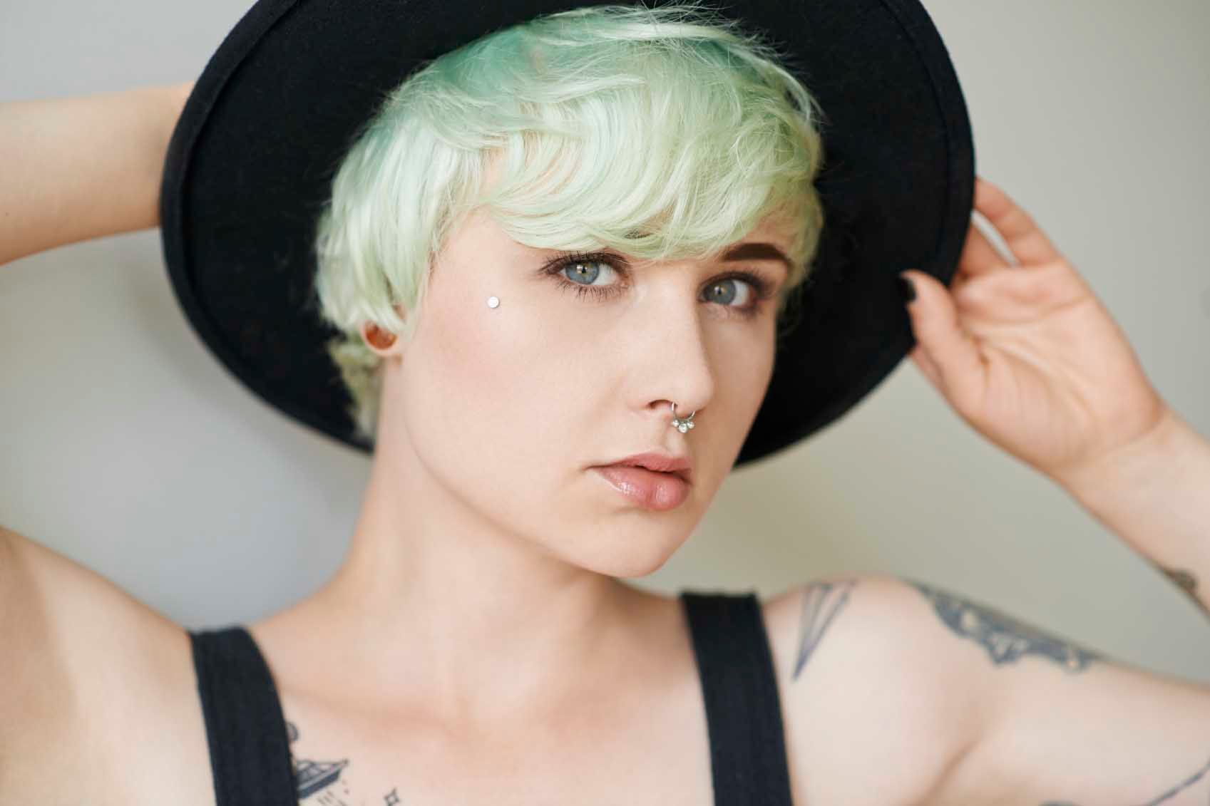 Jika ingin warna mint green kamu wajib bleaching rambut. (Foto: Shutterstock)