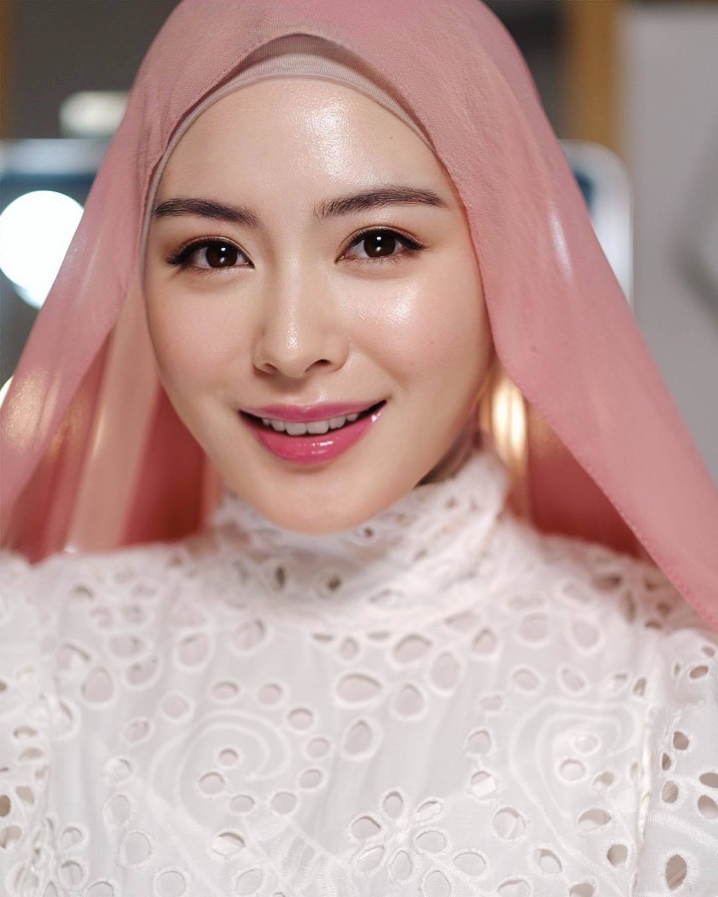 Selebgram Ayana Moon dengan dewy makeup a la Korea