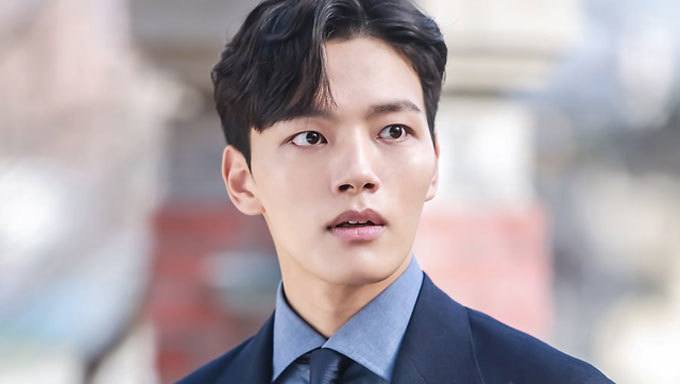 Yeo Jin Goo dengan model rambut comma hair