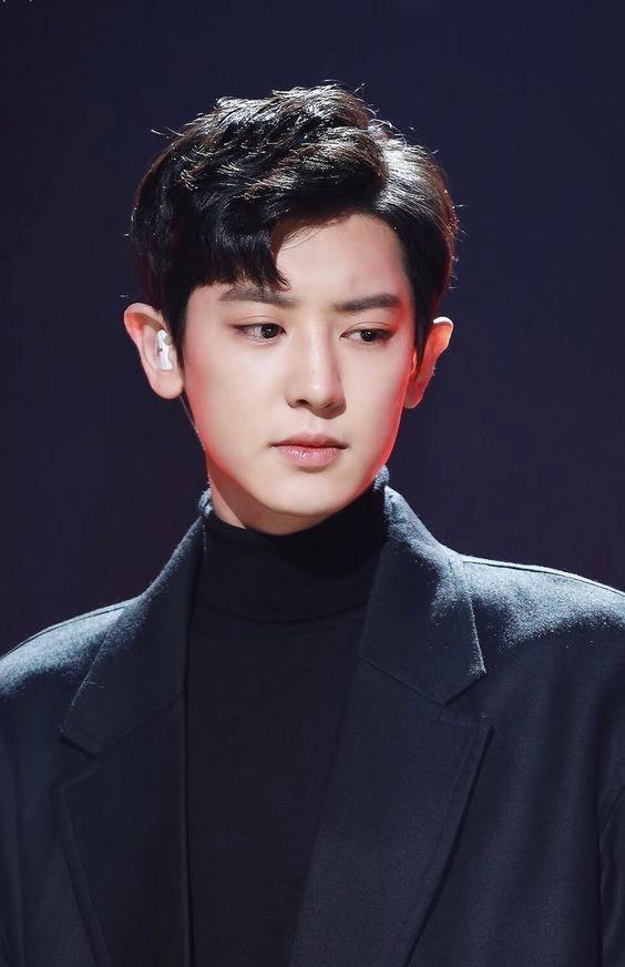 kpop idol chanyeol exo dengan rambut comma hair bergelombang