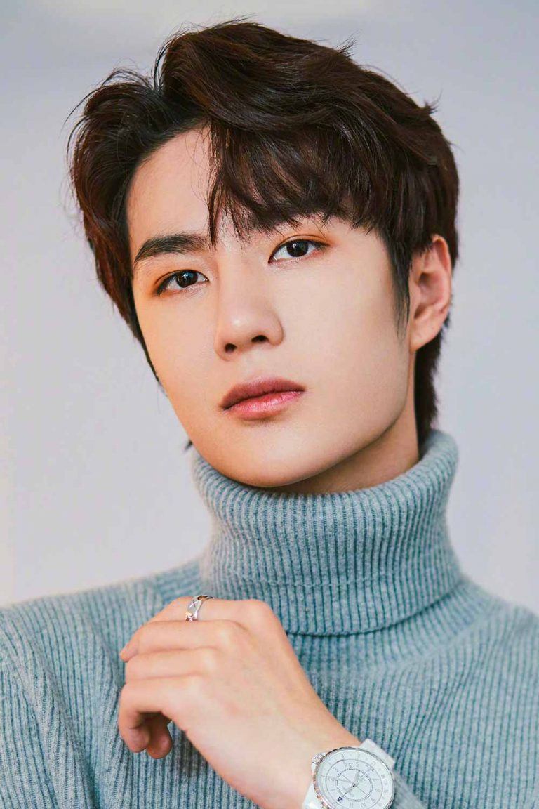 pria asia dengan model rambut comma hair bergelombang