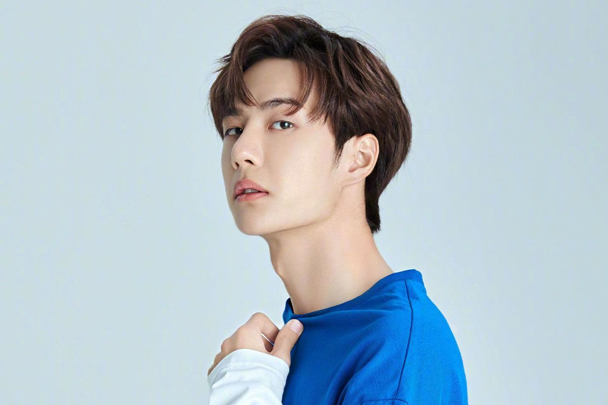 pria asia dengan model rambut comma hair dan two blocks haircut