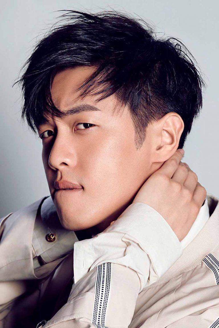 pria asia dengan model rambut comma hair dengan undercut