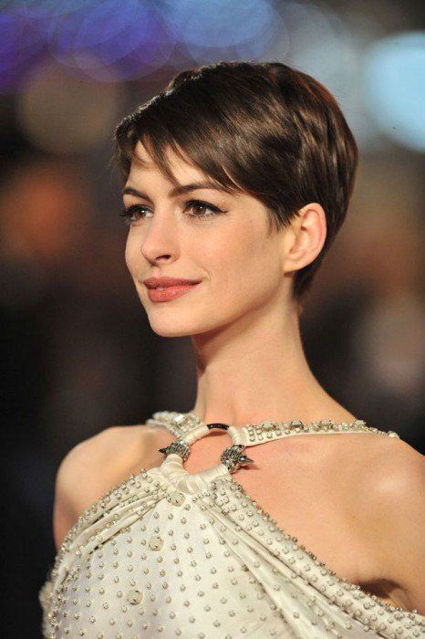 Anne Hathaway tampil simple dan anggun dalam sebuah acara penghargaan. (Foto: Pinterest)