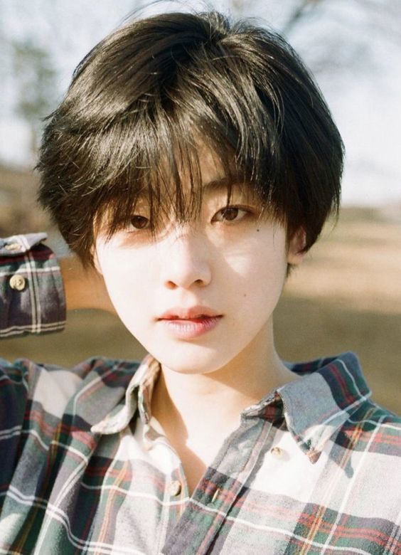 Lee Joo-Young dengan rambut pixie hitam yang tertiup angin. (Foto: Pinterest)