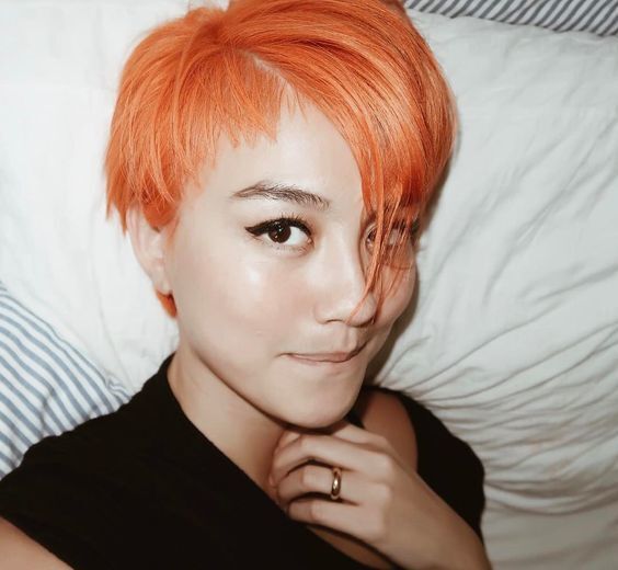 Rambut neon orange, kaos hitam. Emo banget! (Foto: Instagram @agnezmo)