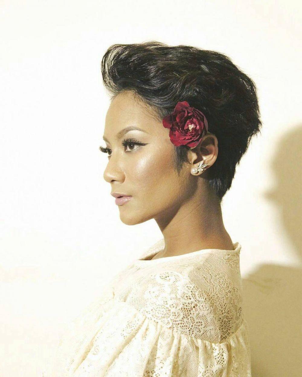 Hiasan bunga mawar bisa jadi ide aksesoris rambut yang manis. (Foto: Pinterest)