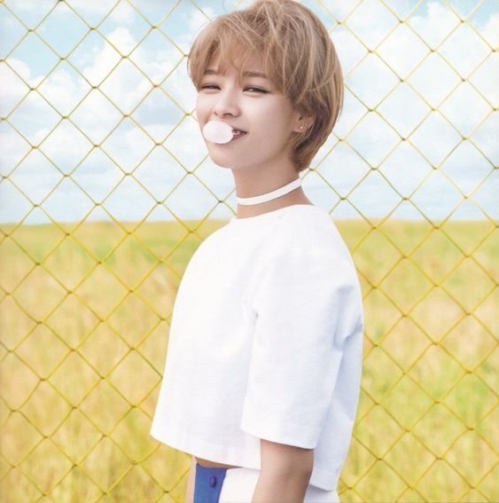 Jeongyeon TWICE dengan rambut pixie cut warna blonde. (Foto: Pinterest)