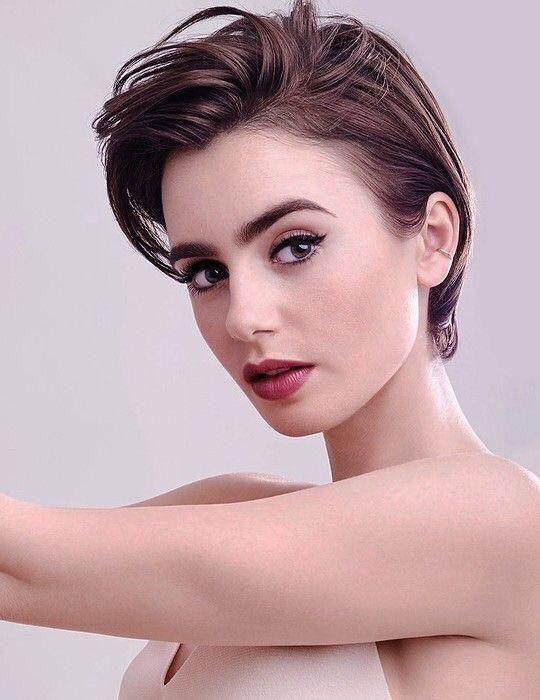 Lily Collins tampil sleek dengan model pixie cut.