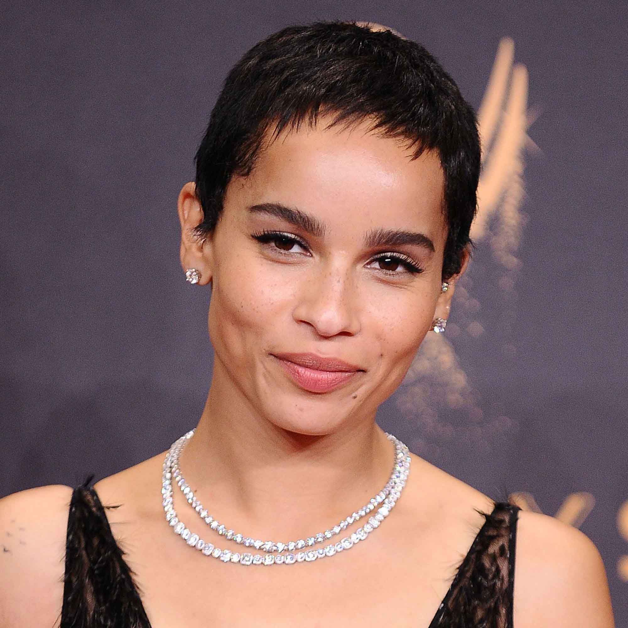 aktris zoe kravitz dengan rambut hitam pendek pixie cut