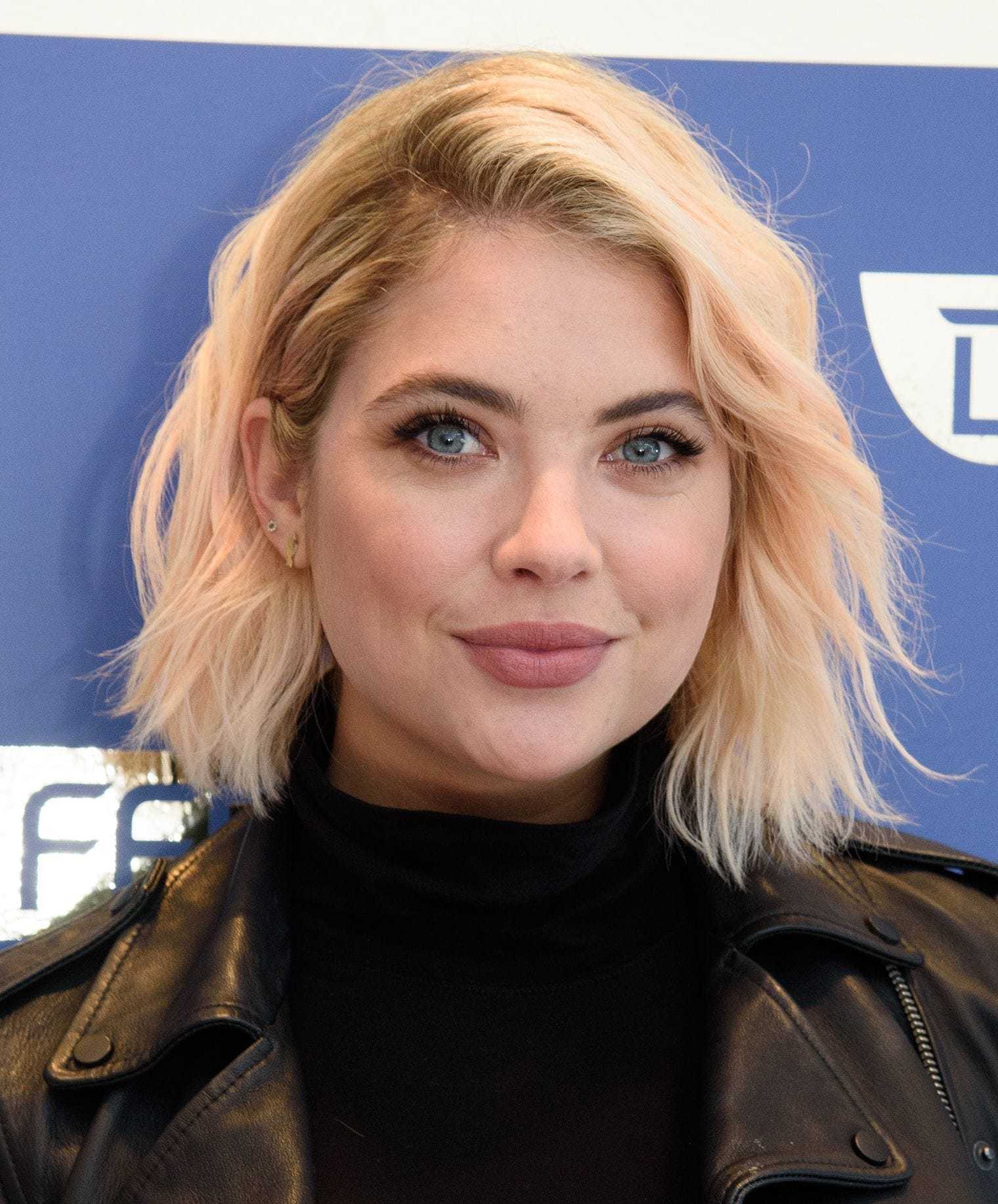 Gaya rambut beach waves yang manis dipengaruhi oleh panjang rambutnya. (Foto: REX by Shutterstock)