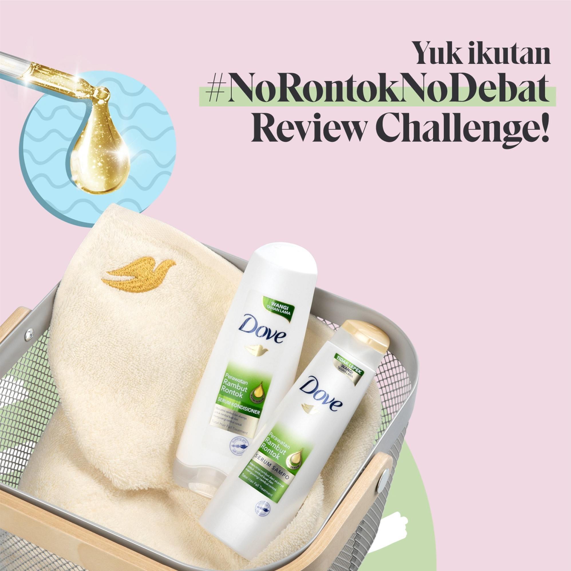 Hair Care Senior R&D Manager Unilever Indonesia, Christina Yusuf sedang menjelaskan tentang produk Dove