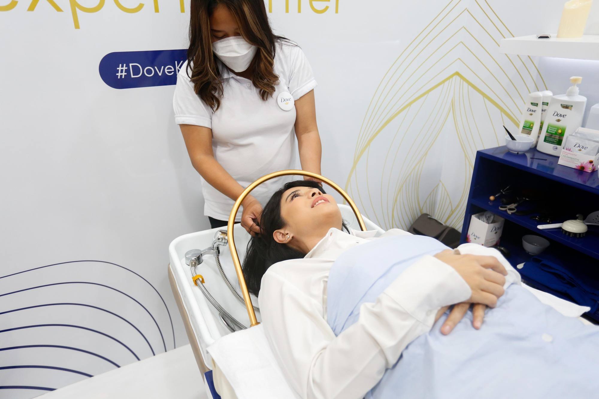 dian sastro sedang mencoba water healing spa