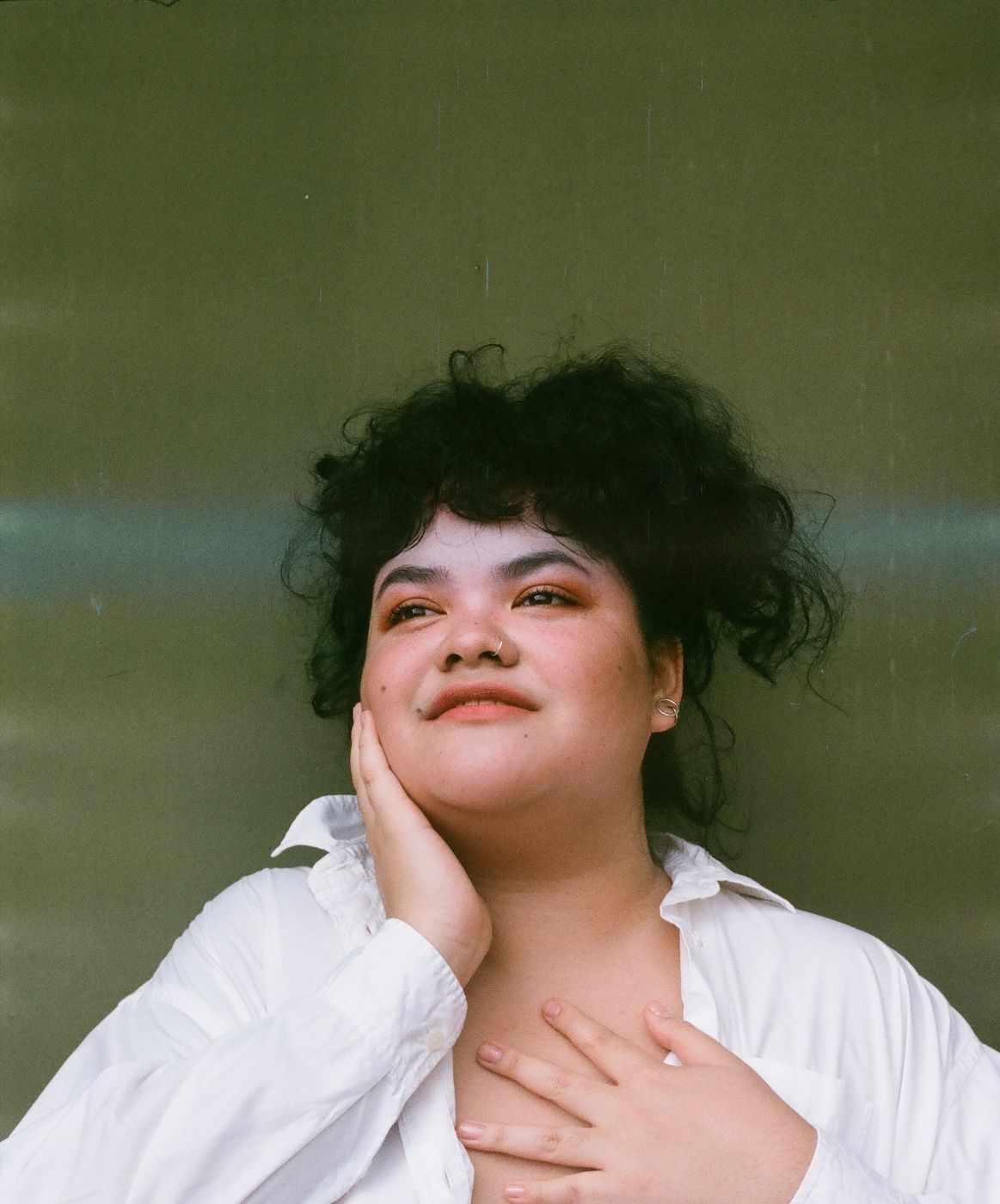 sailormoney gemat dengan kemeja putih dan rambut keriting