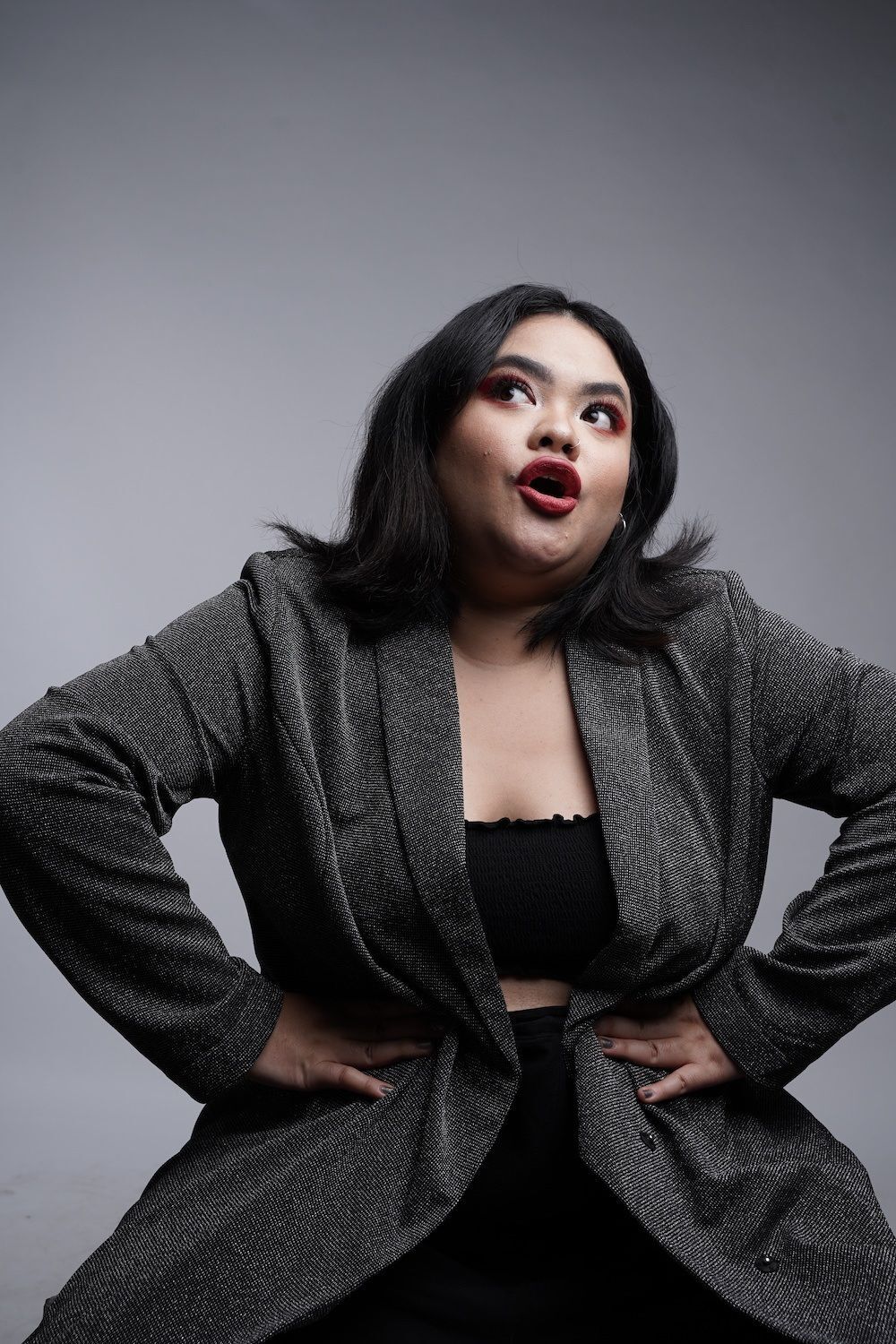 sailormoney gemat dengan blazer abu-abu