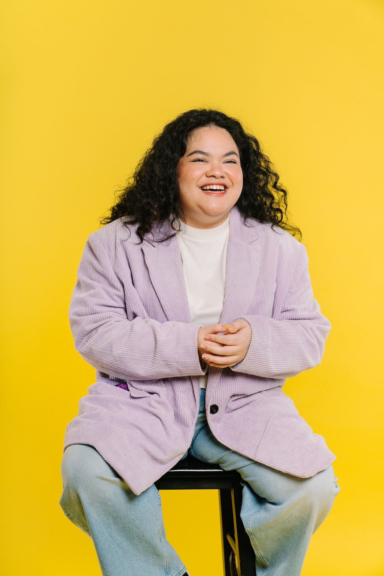 Sailormoney gemat dengan blazer ungu dan background kuning