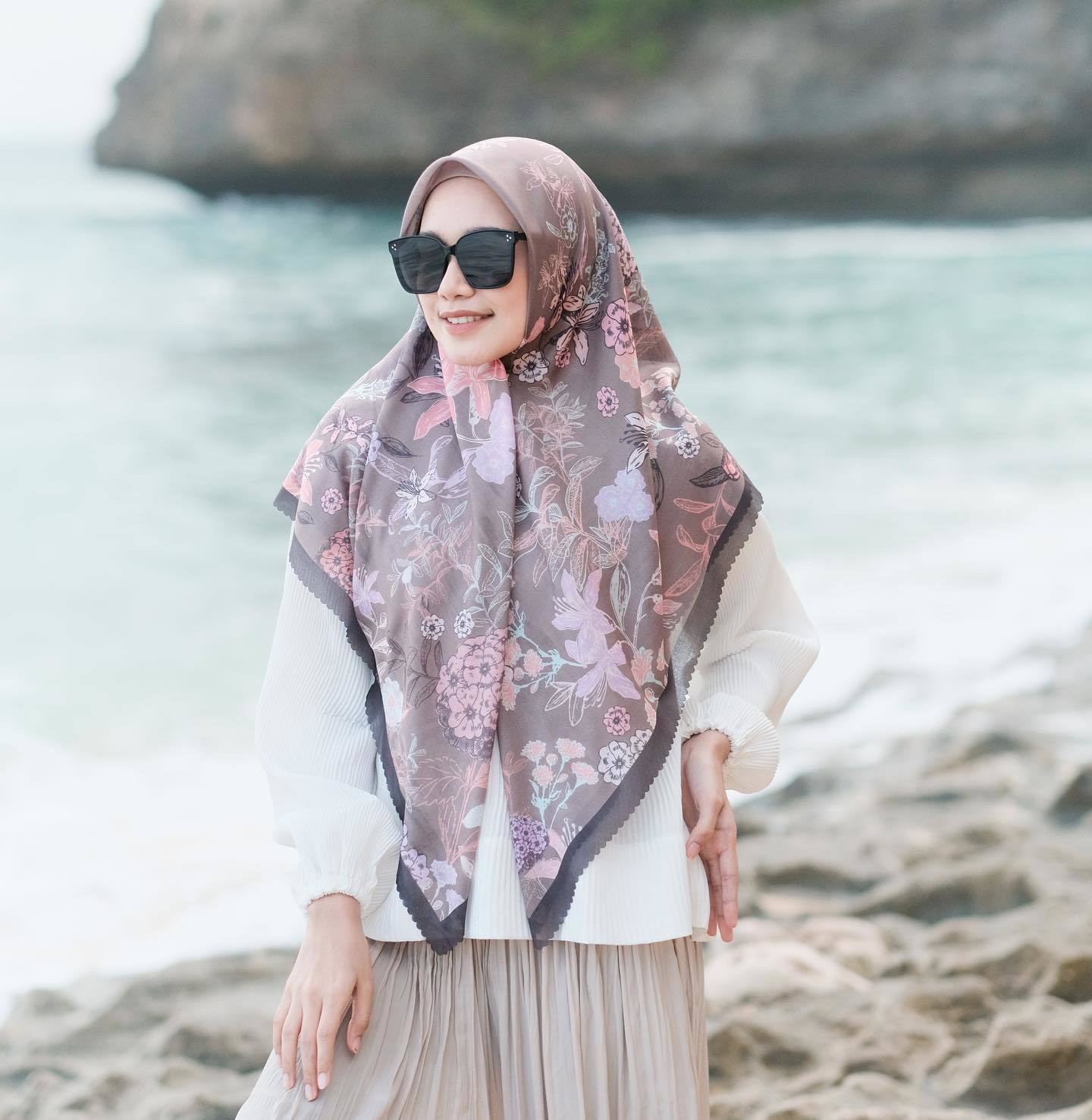 wanita Indonesia kenakan hijab voile motif yang menutup dada.