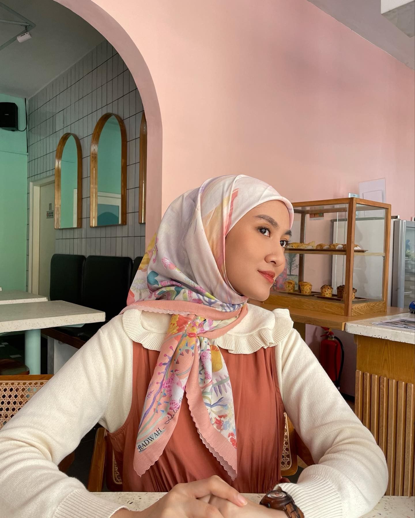 wanita Indonesia kenakan hijab voile motif warna pastel.