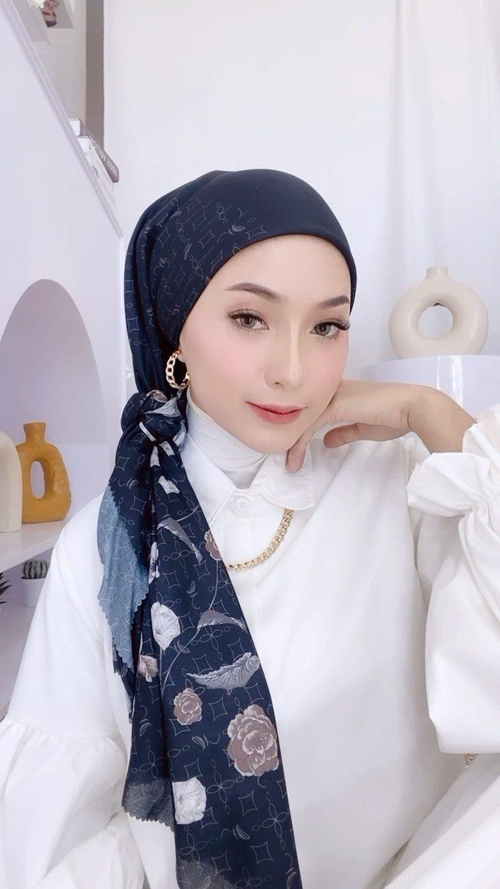 wanita hijab kenakan gaya hijab turban dengan hijab voile motif.