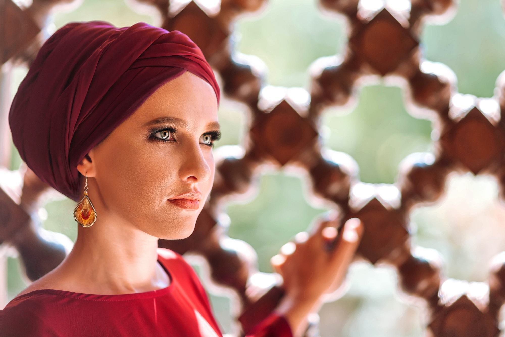 Wanita Asia memakai hijab bergaya turban dan berwarna merah