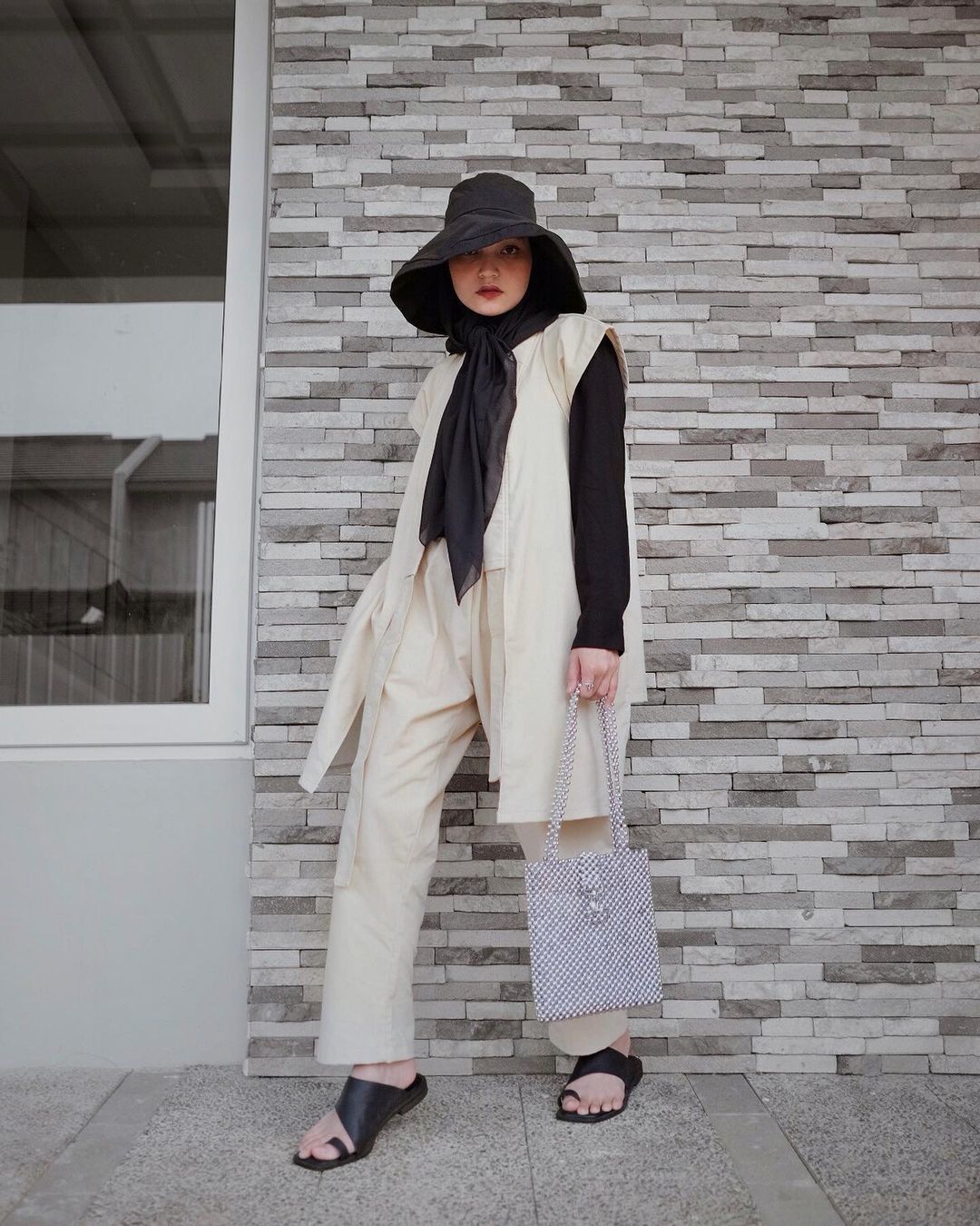 sorayaulfa15 dengan hijab pashmina dan topi