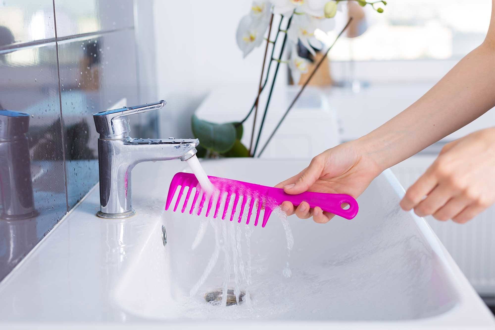 sisir yang sedang dicuci di wastafel