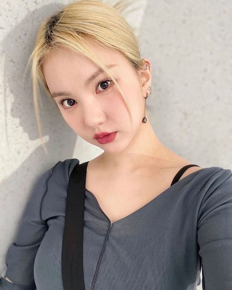 Berikan poni tipis a la 90an di depan wajah. (Foto: Eunha Instagram)