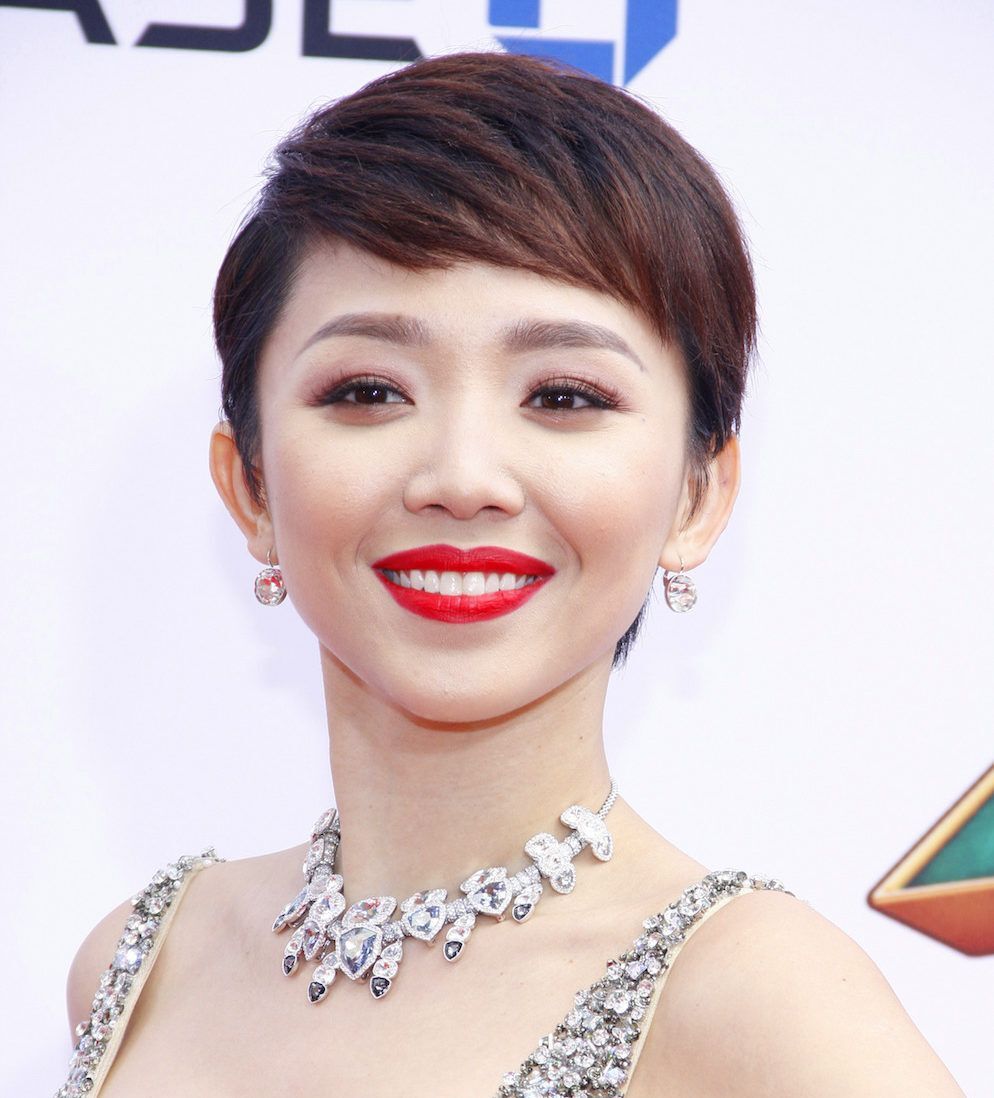 Jangan ragu memotong pendek seperti gaya pixie cut, lihat bagaimana poni membuatmu tirus. (Foto: Shutterstock)
