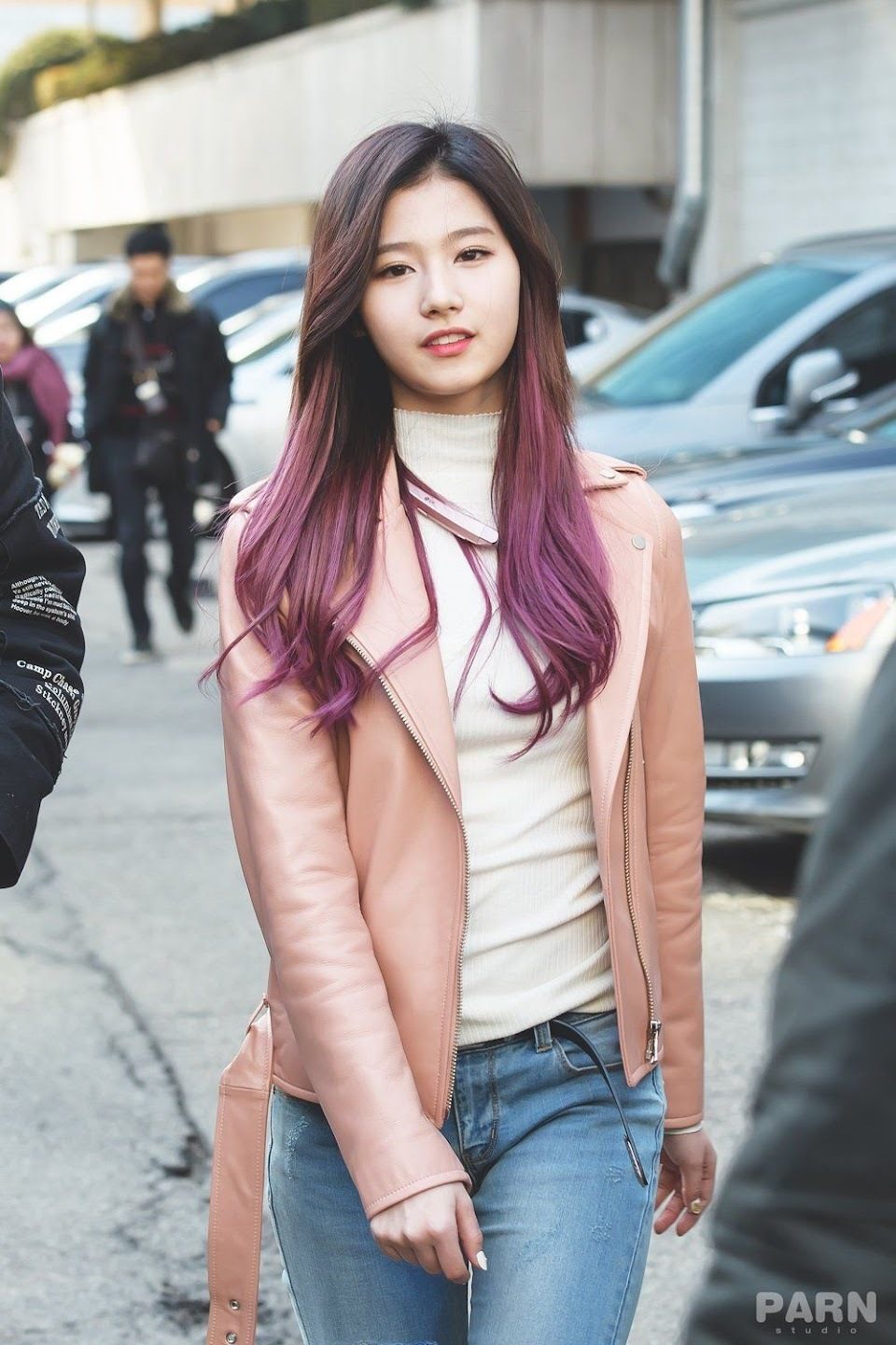 Selain ungu terang, kamu juga bisa mencoba lavender. (Foto: studio PARN)