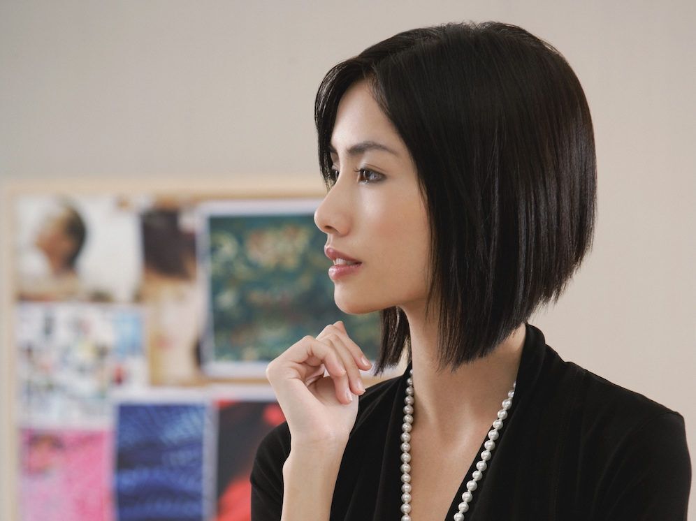 Wanita asia dengan model rambut bob pendek graduated