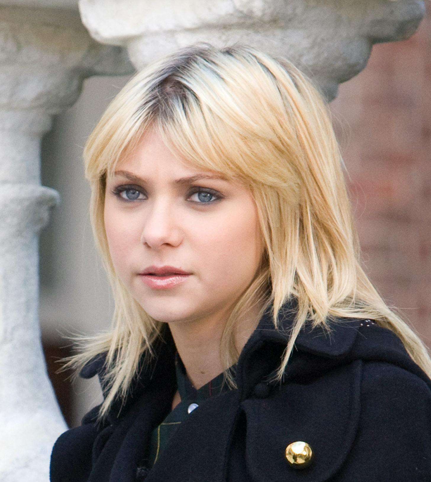 wolf cut untuk wajah bulat dengan curtain bangs