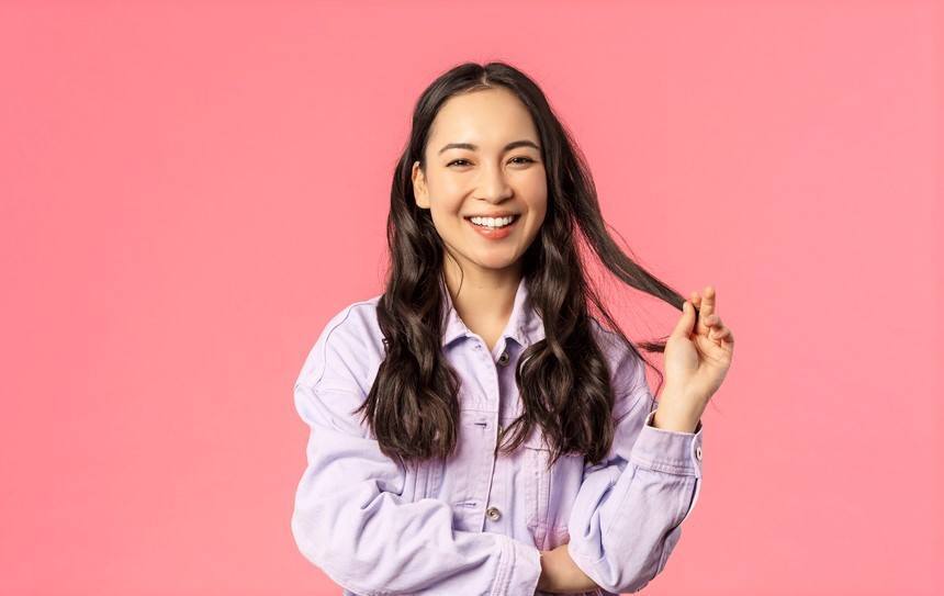 Rambut panjang yang dicatok dan dibelah tengah juga bisa jadi opsi meniruskan pipi, lho! (Foto: Shutterstock)