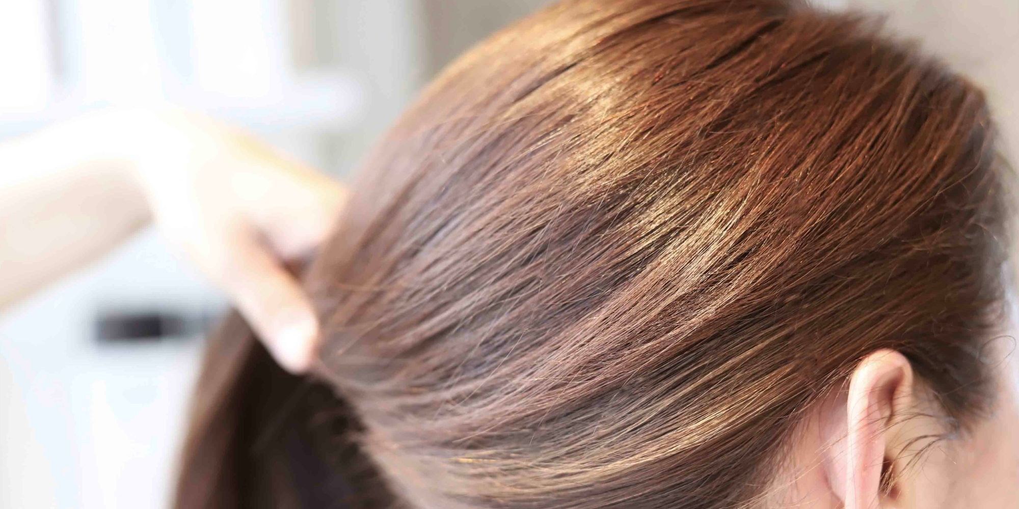 Wanita asia dengan rambut yang diwarnai