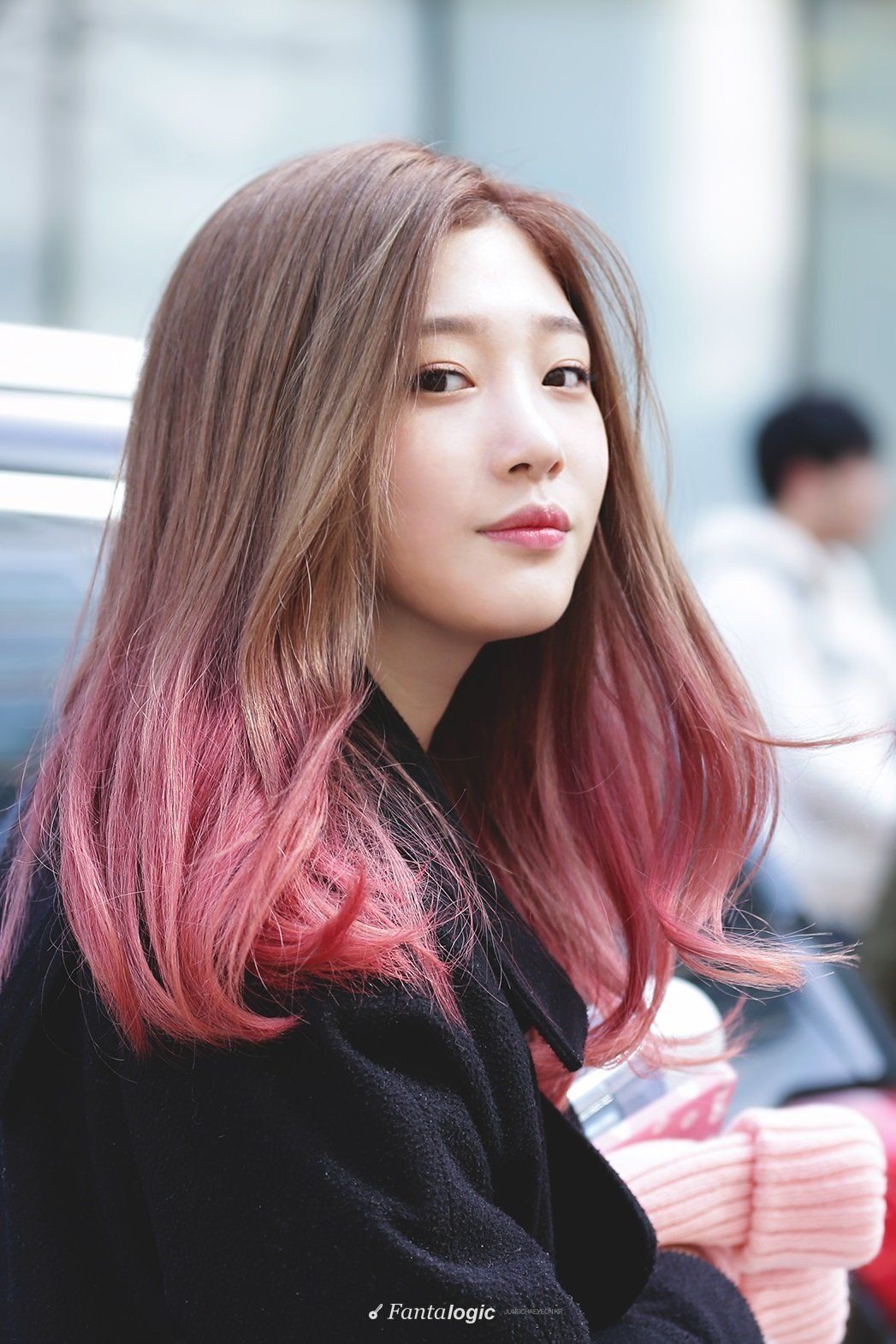 Berikan aksen pink pada rambut cokelatmu. (Foto: Fantalogic)