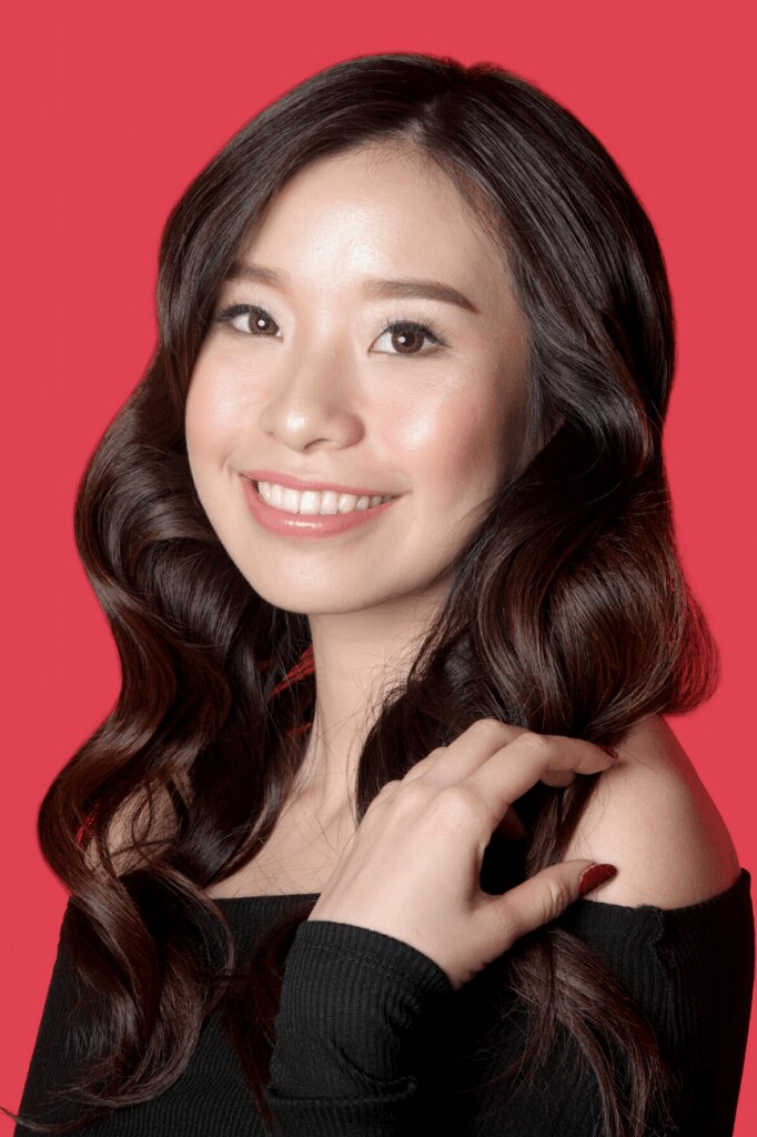 wanita asia dengan rambut panjang bergelombang