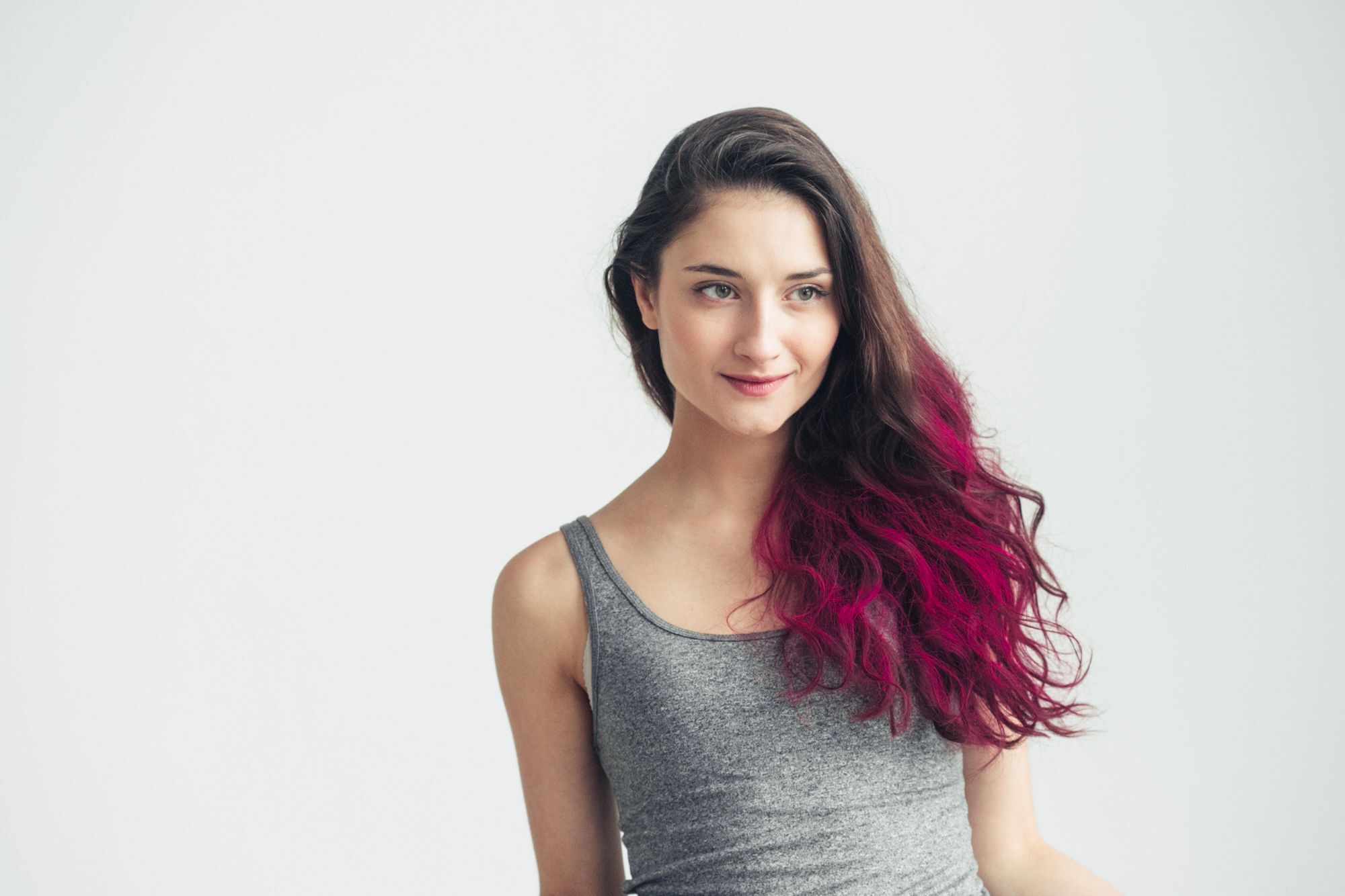 Magenta atau red purple yang bisa membuat kulitmu makin cerah. (Foto: Shutterstock)