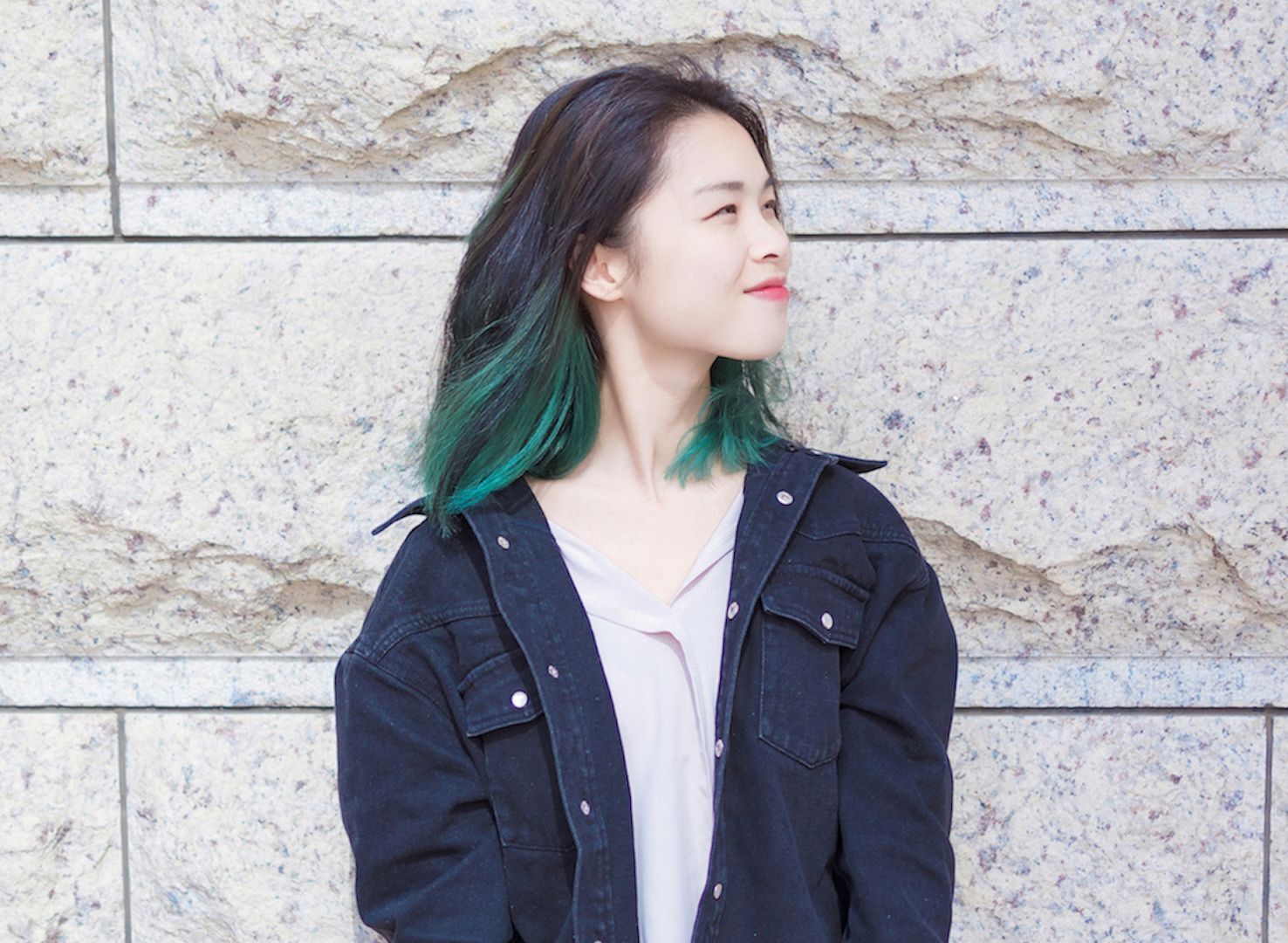 Warna teal blue akan jadi aksen yang manis untuk rambutmu. (Foto: Shutterstock)