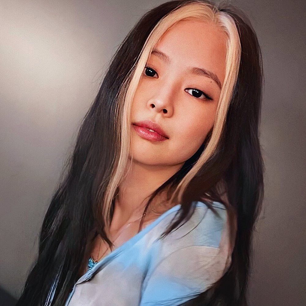 Tren money piece ala e-girl yang bisa jadi cara unik membingkai wajah. (Foto: Instagram @jennierubyjane)