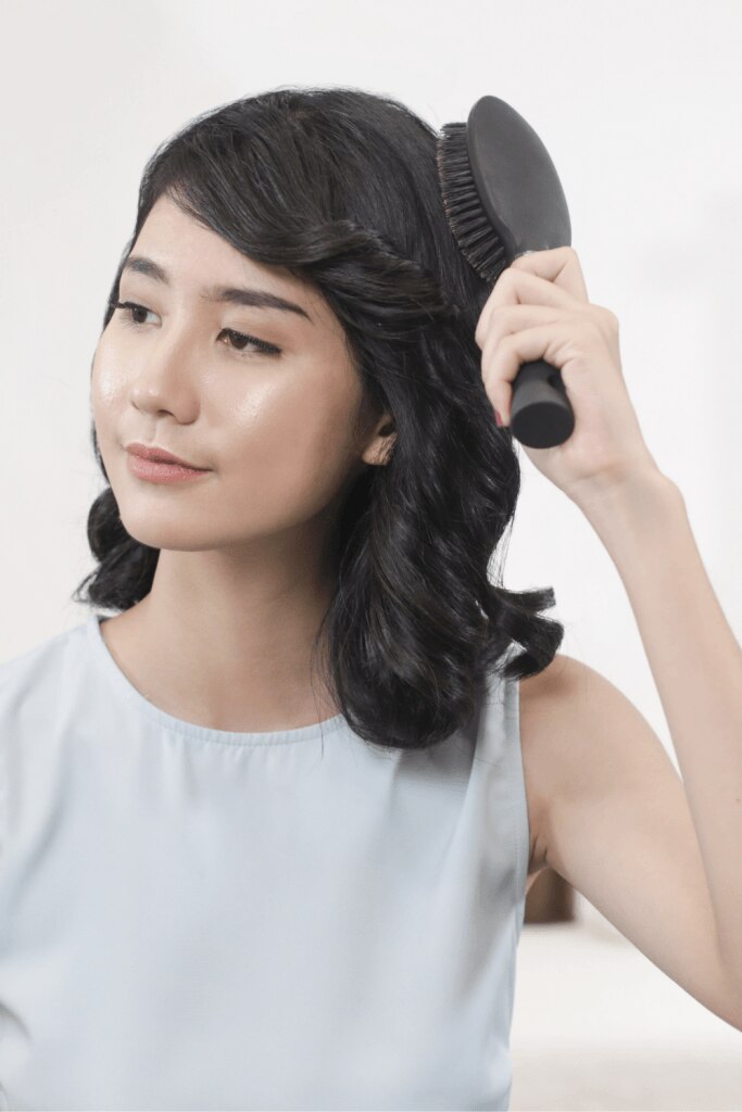 wanita asia sedang menyisir